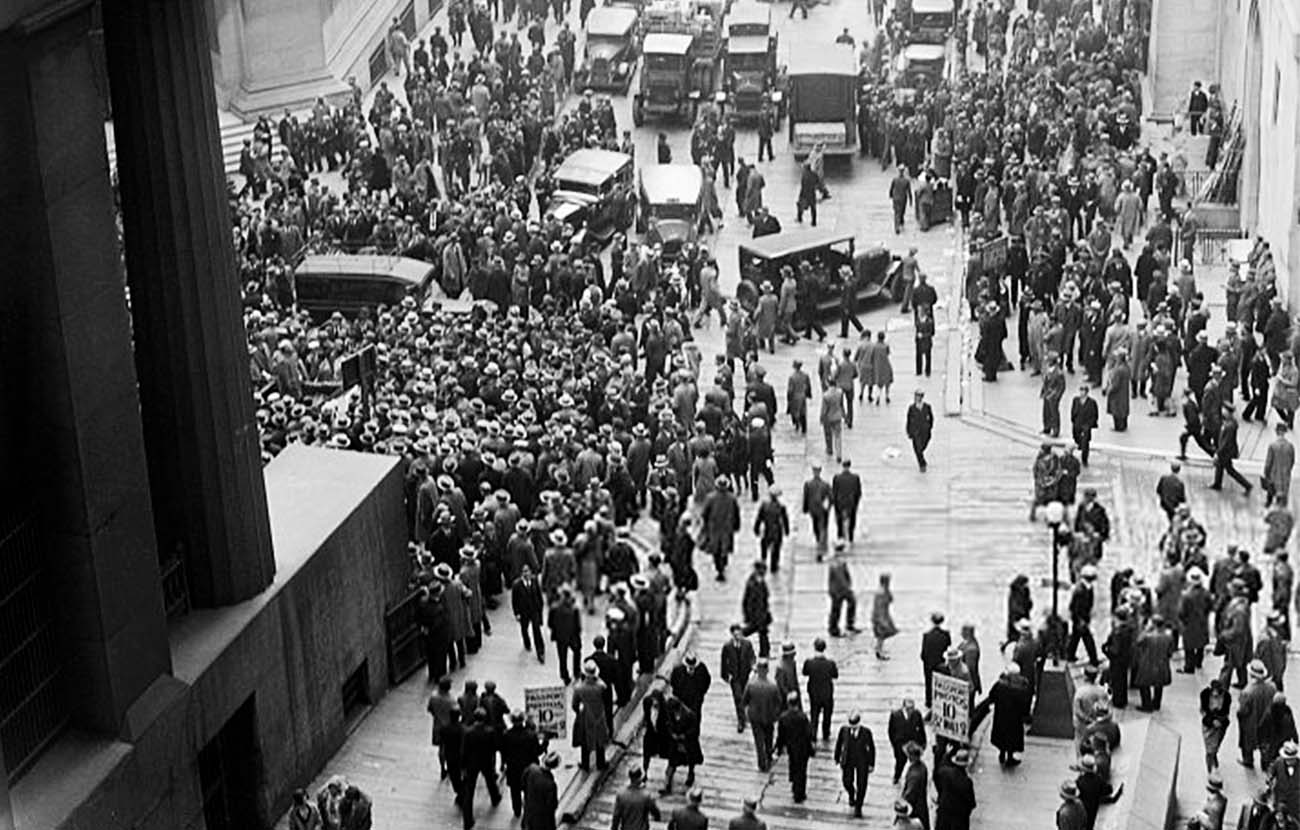  Gente reunida en Wall Street después del crac de 1929. Fuente: Wikimedia.